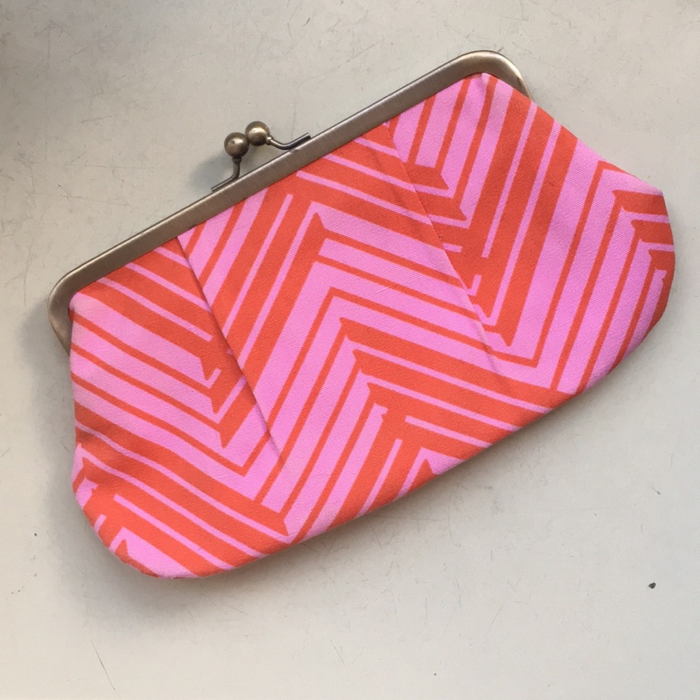 〽️ Retro Looking Clutch 〽️